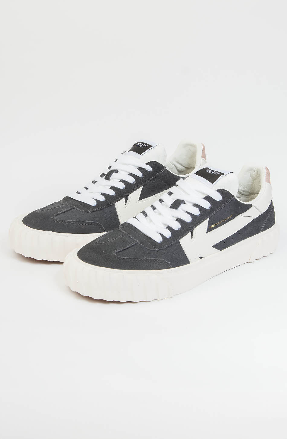 Kaotiko Keoni Low Vega Antracite Sneakers