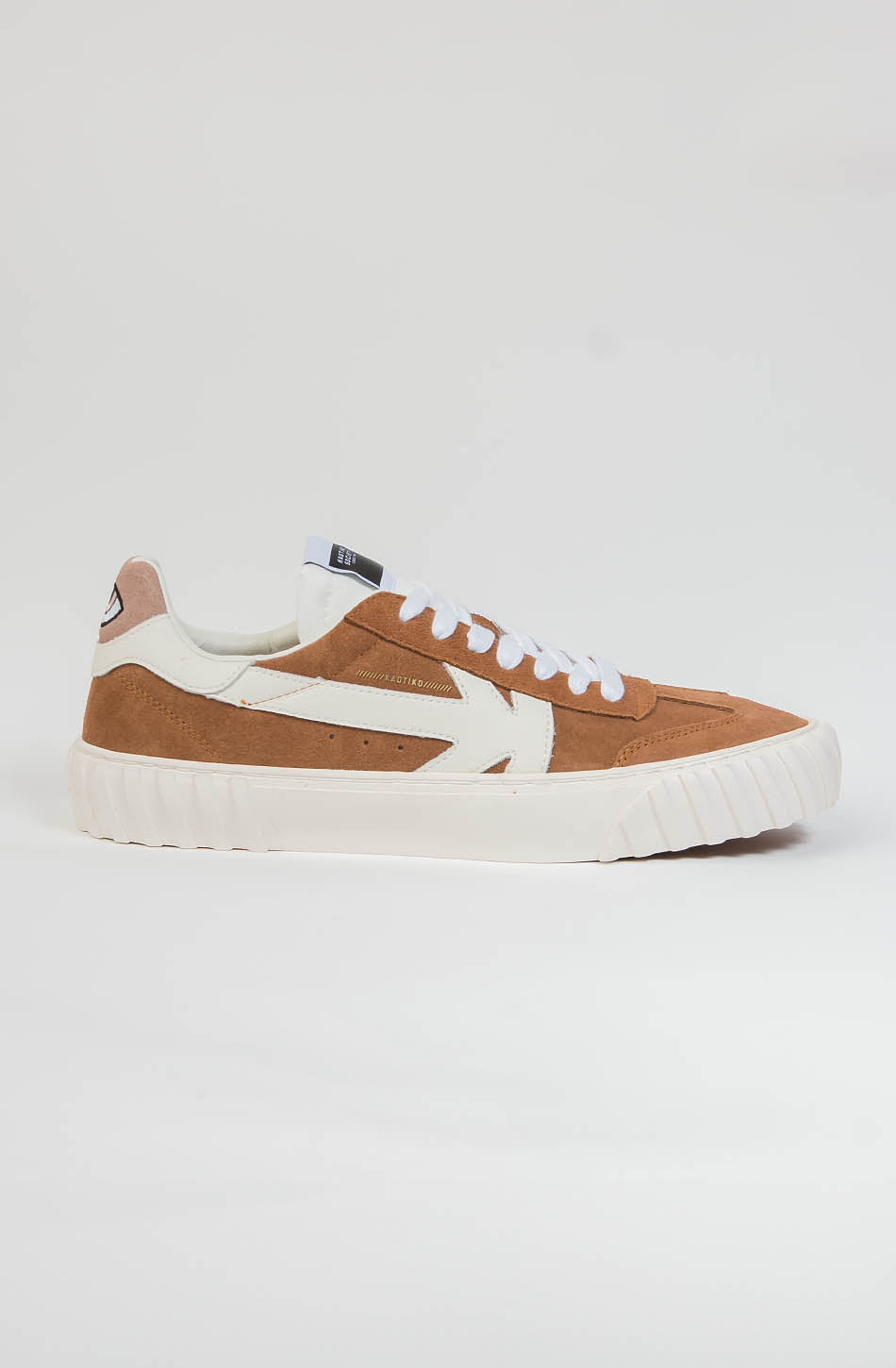 Trainers Kaotiko Keoni Low Vega Cognac