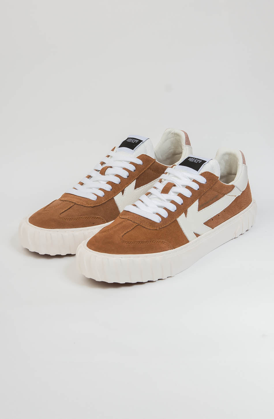 Trainers Kaotiko Keoni Low Vega Cognac