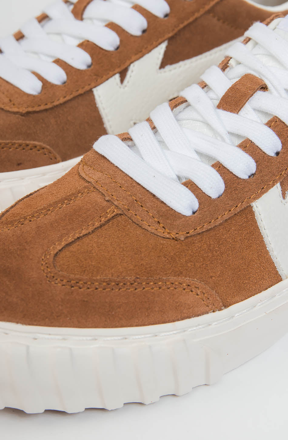 Trainers Kaotiko Keoni Low Vega Cognac