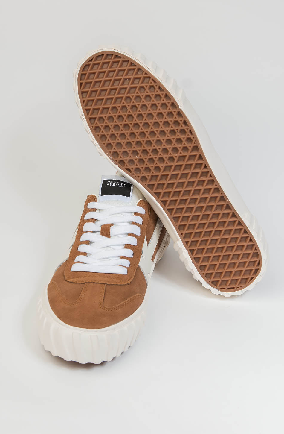 Trainers Kaotiko Keoni Low Vega Cognac