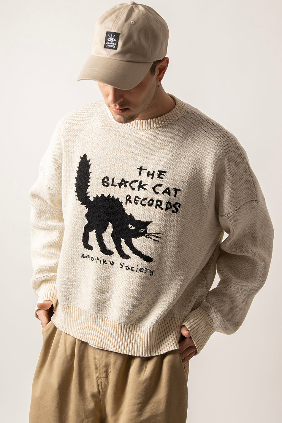 Der elfenbeinfarbene Pullover von Black Cat Records