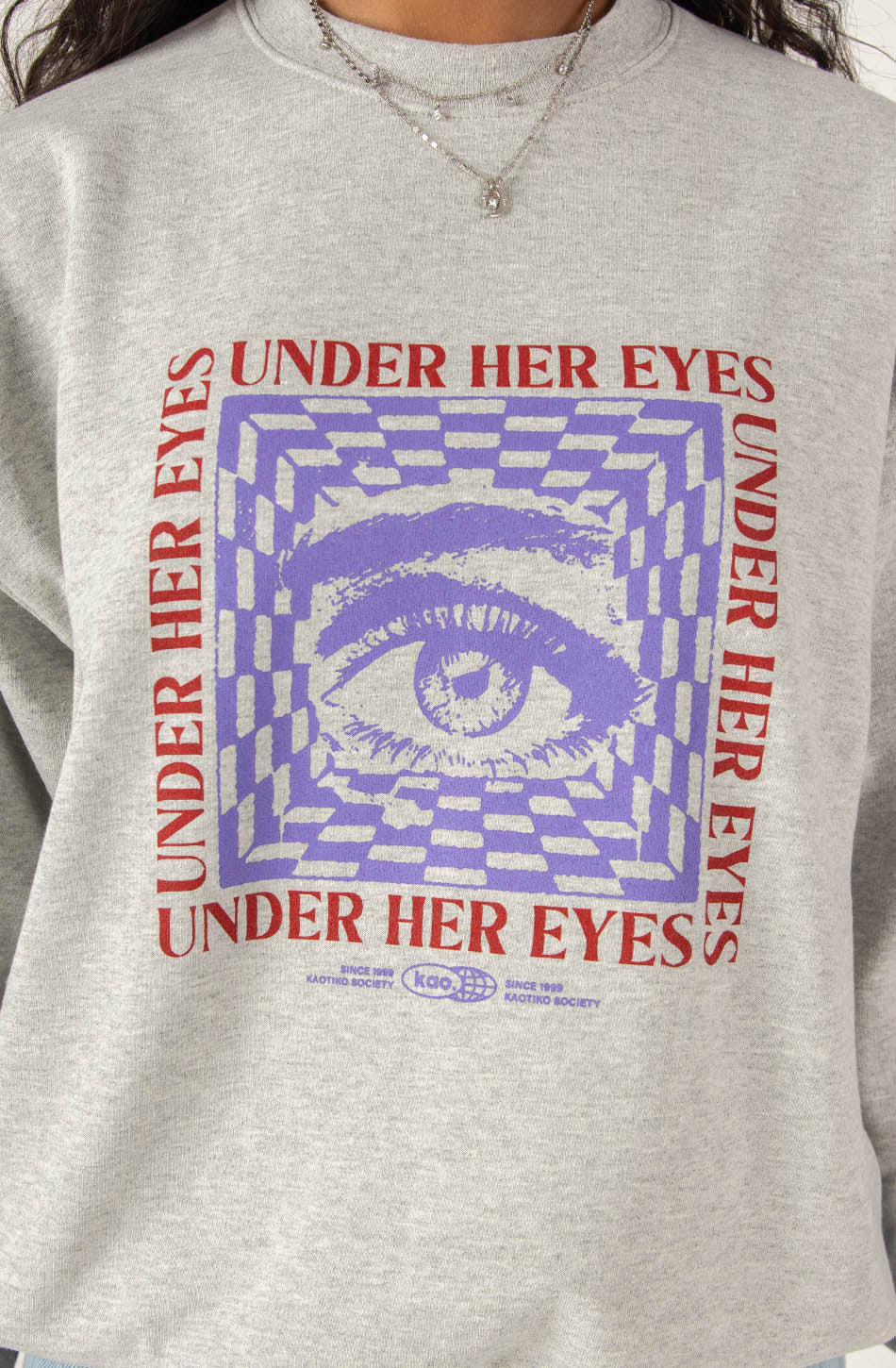 Unter ihren Augen graues Sweatshirt