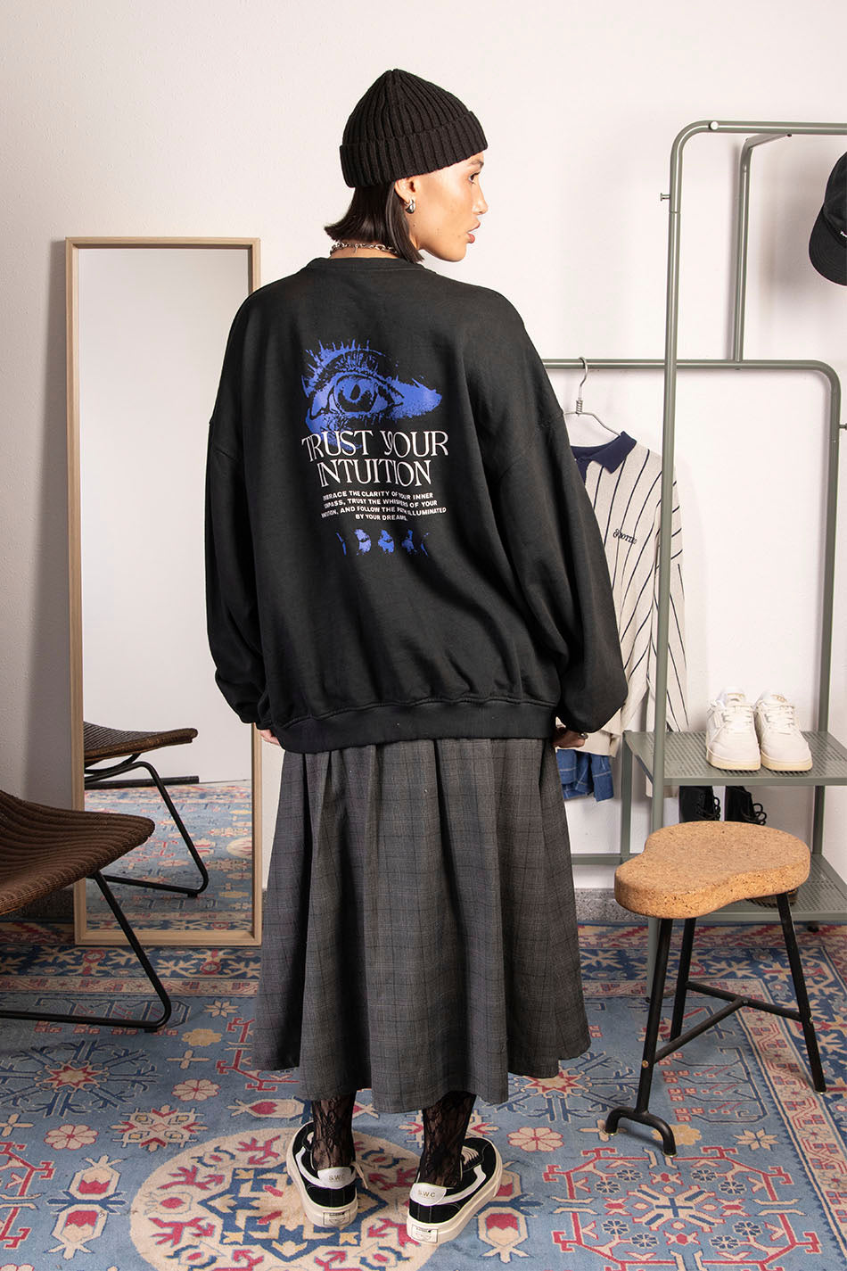 Verwaschenes schwarzes Sweatshirt „Eye Trust Your Intuition“.