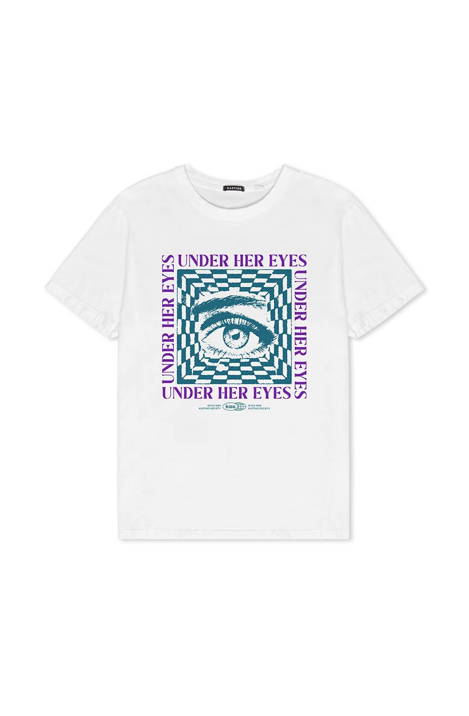 T-shirt blanc lavé sous ses yeux