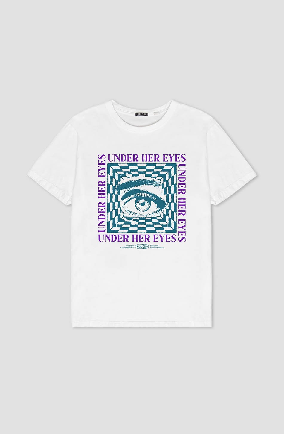 T-shirt blanc lavé sous ses yeux